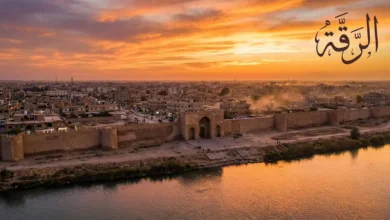 منظر جوي لمدينة الرقة السورية عند الغروب يُظهر نهر الفرات وأسوار الرافقة التاريخية