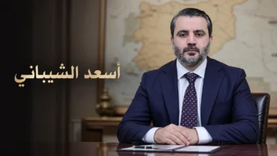 صورة غلاف واقعية لأسعد الشيباني في مشهد دبلوماسي رسمي مع مساحة نظيفة لإضافة عنوان المقال