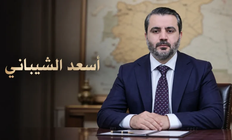صورة غلاف واقعية لأسعد الشيباني في مشهد دبلوماسي رسمي مع مساحة نظيفة لإضافة عنوان المقال