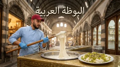 صورة غلاف تظهر حرفياً سورياً شاباً بزي أزرق فاتح وقبعة حمراء يدق البوظة العربية التقليدية بمدقة خشبية طويلة داخل سوق الحميدية بدمشق