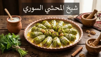 طبق شيخ المحشي السوري التقليدي مقدَّم في صينية نحاسية مطروقة مع صلصة اللبنة البيضاء والكوسا المحشو بطريقة الشق الصليبي