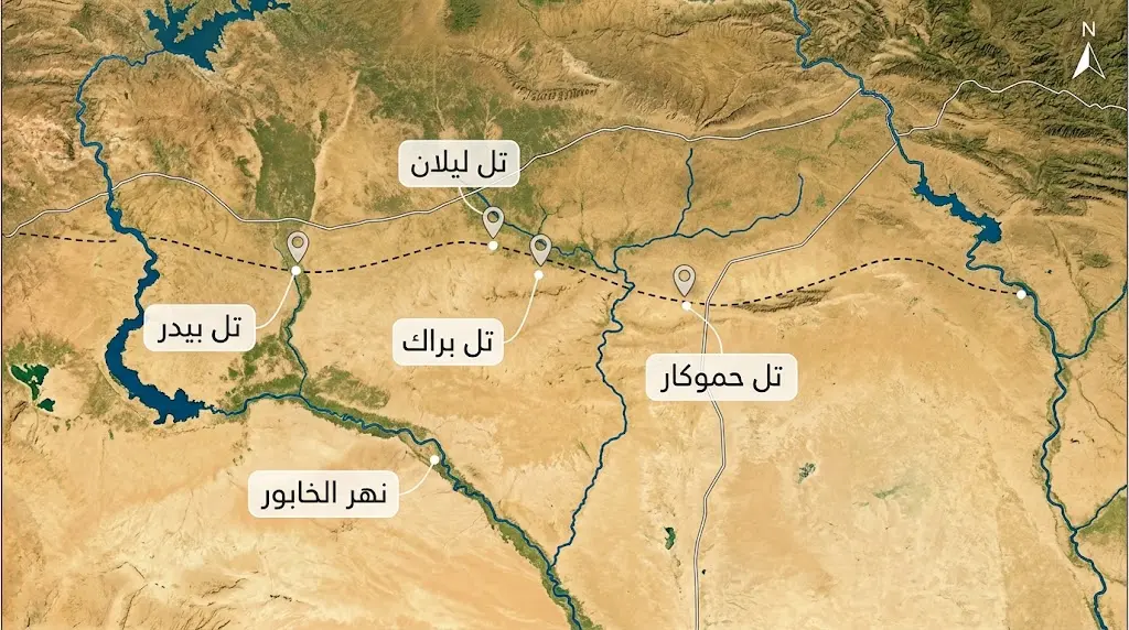 خريطة طبوغرافية واقعية لحوض الخابور في شمال شرق سوريا تُظهر موقع تل حموكار وعلاقته بالمواقع الأثرية المجاورة وطريق التجارة القديمة