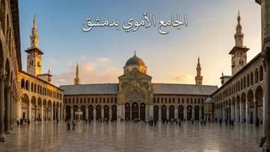 منظر بانورامي واقعي للجامع الأموي بدمشق عند الساعة الذهبية يُظهر قبة النسر والمآذن الثلاث والصحن الفسيح ولوحات الفسيفساء الذهبية على الواجهة الشمالية